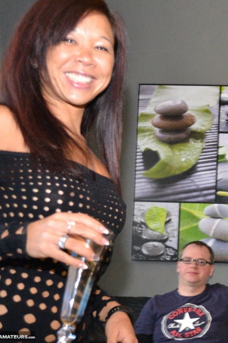 Непослушным дамочкам доставляет удовольствие заставлять мужчин позировать вместе с ними в обнаженном виде 16