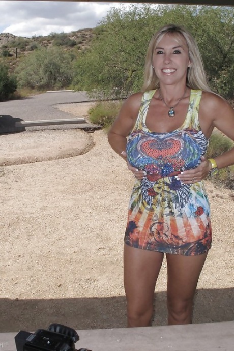 Потрясающая мамаша с большими сиськами и стройными ножками раздевается на открытом воздухе 10