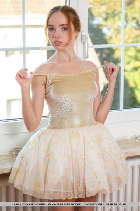 Молодая рыжеволосая Ринна Ли снимает свою одежду балерины, раздеваясь догола 4