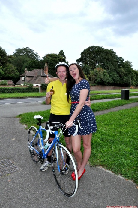 Старая шлюха в юбке с оборками наклоняется, чтобы получить глубокий анальный трах от молодого парня 1