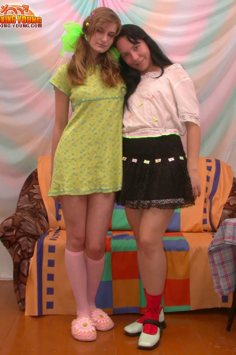 Молодые любители делятся двойным дилдо во время лесбийского секса 3