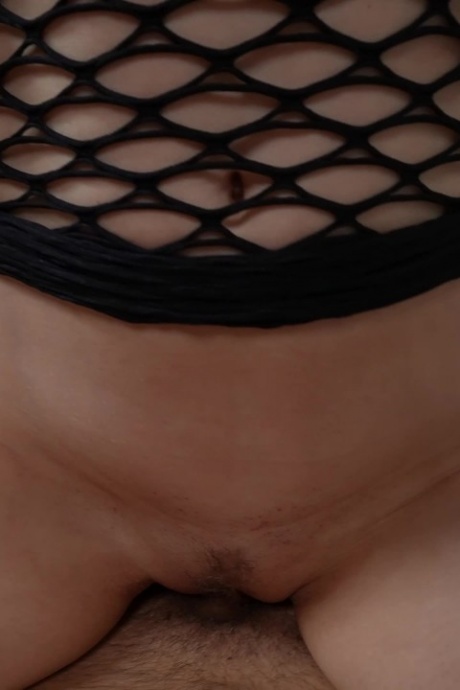 Офейла Каан отсасывает мужу своей подруги до и после того, как оседлала его член 7