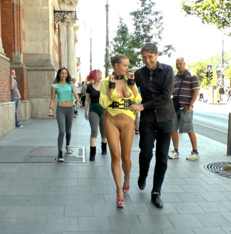 Грудастая блондинка вынуждена обнажаться на публике перед публичными половыми актами 6