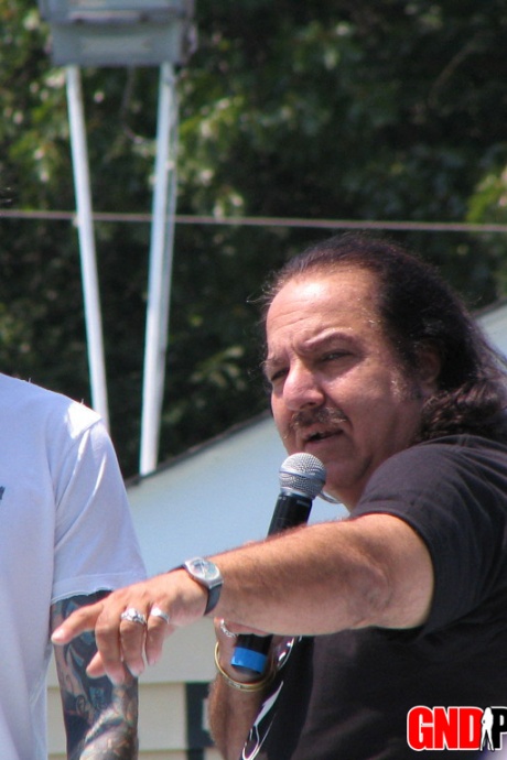 Откровенное закулисное действо во время стриптиз-шоу в клубе по выбору одежды 6