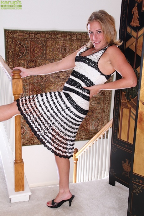 Более 30 милф Скай позируют обнаженными для этой самодельной любительской съемки 2