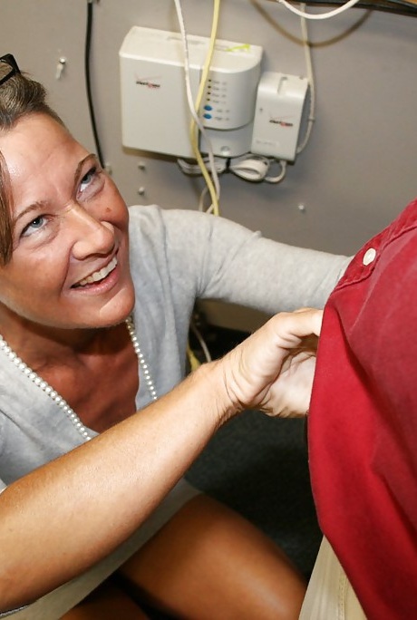 Озорная зрелая леди в очках чувственно дрочит большой член 2