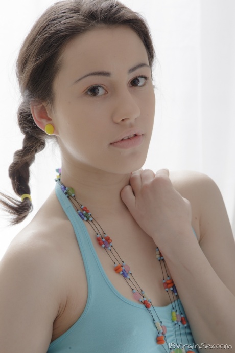 18-летняя девушка с тугой попкой теряет девственность со своим массажистом 1