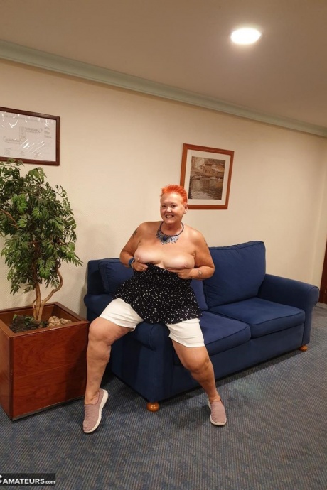 Толстая бабуля с короткими рыжими волосами прижимается своими большими сиськами и задницей к стеклу 18