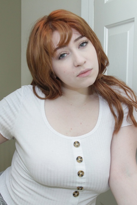 Грудастая рыжеволосая красотка Амилия гладит и сосет член своего сводного брата 1