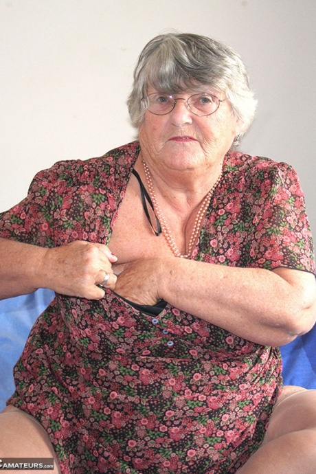Старая британская любительница бабушка Либби обнажает свое тучное тело перед мастурбацией 3