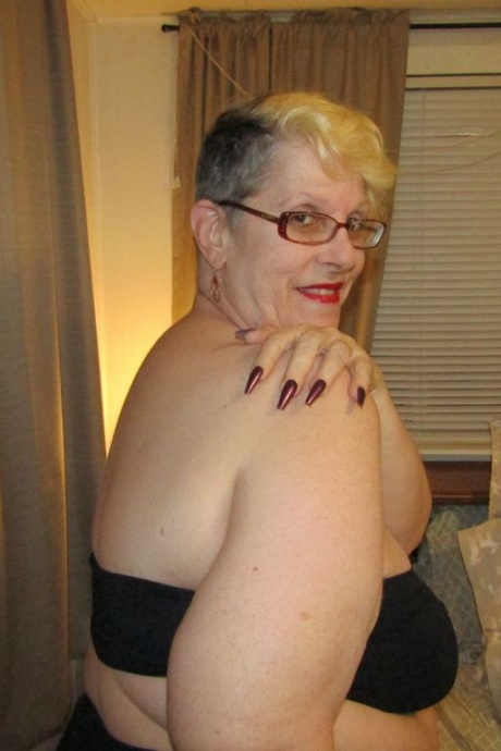 Толстая бабуля Банни Грэм сосет член и хватает свою огромную задницу перед сексом от первого лица на кровати 2