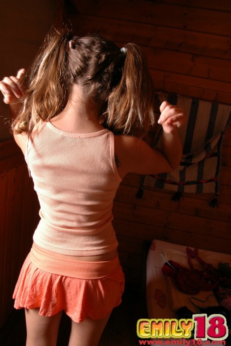 Молодо выглядящая девушка ходит топлесс с волосами, заплетенными в косички 1