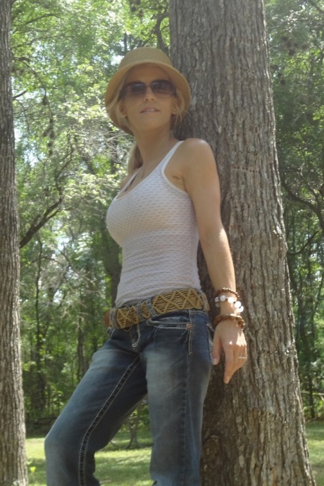 Горячую блондинку-любительницу застукали за этим занятием на различных откровенных снимках 8