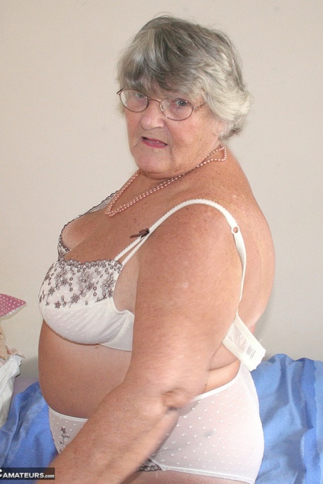 Старая британская любительница бабушка Либби обнажает свое тучное тело перед мастурбацией 6