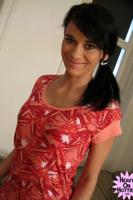 Брюнетка-любительница Вики высовывает свой язычок со спермой на лице 1