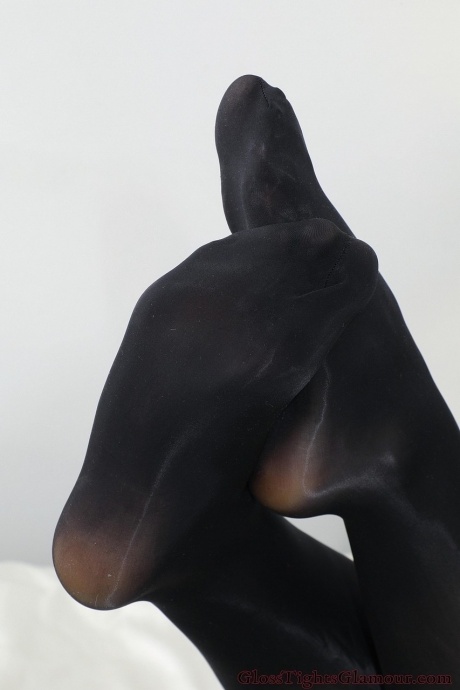 Британская модель Шивон Грейвс демонстрирует свои большие сиськи в блестящих колготках 6