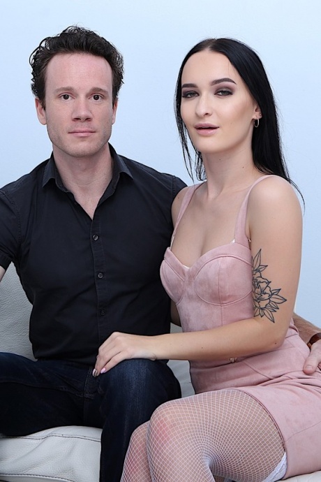 Жена-брюнетка Саша Спарроу трахается с черным жеребцом на глазах у своего мужа-рогоносца 6