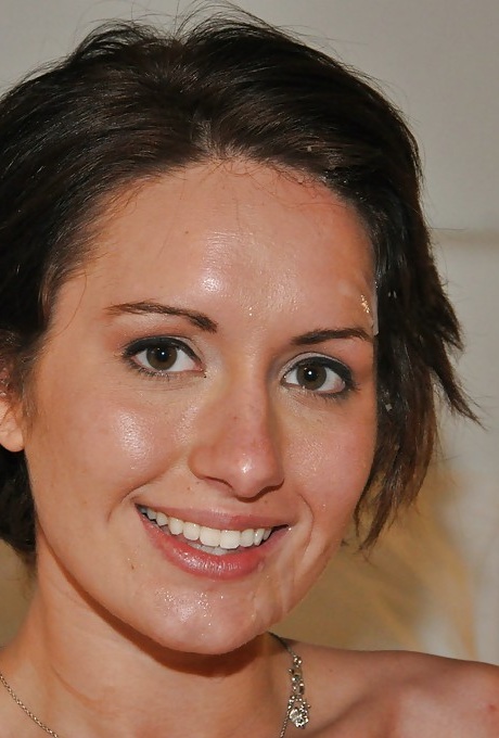 Сладкая брюнетка Эвелин Лейси показывает свои фантастические крошечные сиськи 16