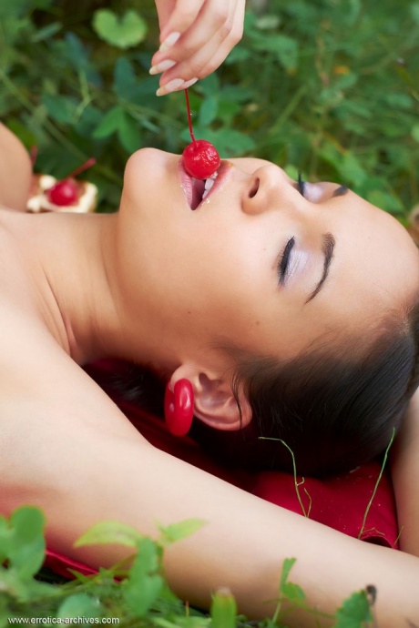 Очаровательная русская молоденькая Роми балансирует вишенкой на своей тугой попке в обнаженном виде 6