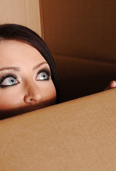 Красивую милфу в латексе Софи Ди нагнули и жестко трахнули в жопу 1