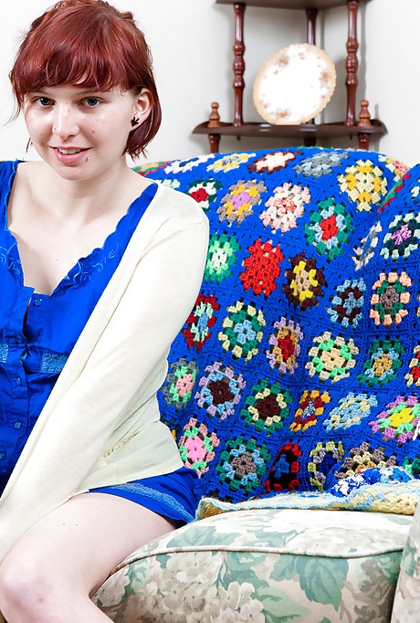 Рыжеволосая любительница Фелисити Си мастурбирует свою волосатую киску подростка 2