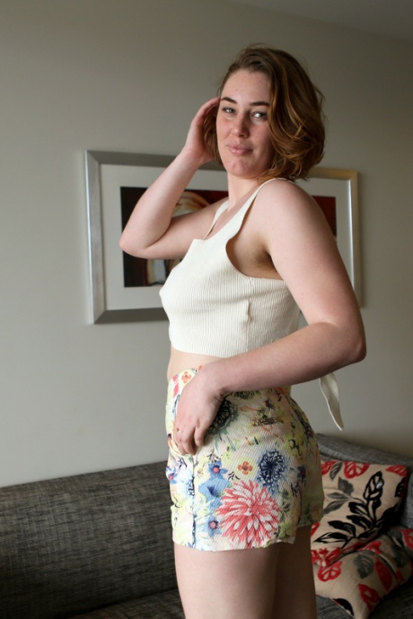 Австралийская домохозяйка Молли Брод гладит свою киску во время премьеры обнаженной модели 3