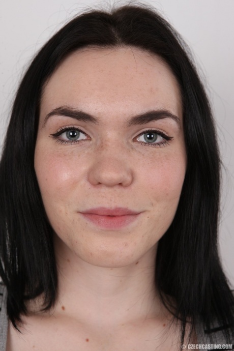 У любительницы Петры упругие сиськи и огромные соски, сфотографированные для кастинга 1