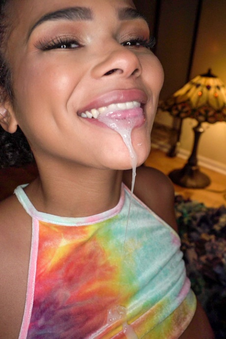 Грудастая негритянка Алина Али выплескивает сперму изо рта, отсасывая большой член 14