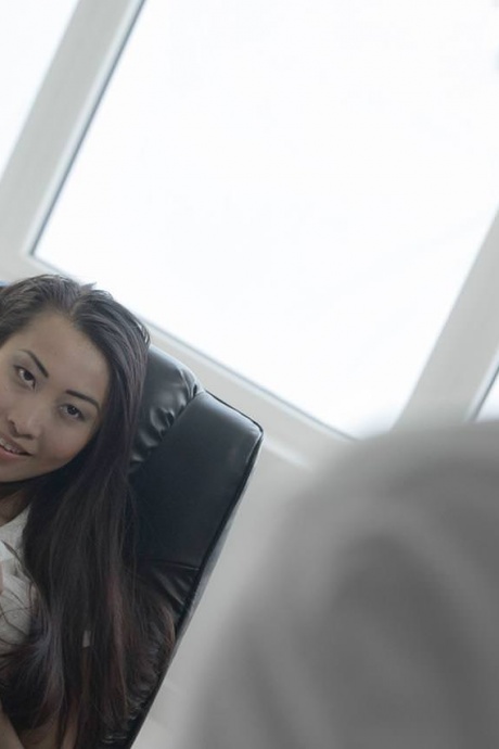 Сексуальная азиатская офисная девушка Шарон Ли дрочит сиськи и трахает наездницу в стрингах 1