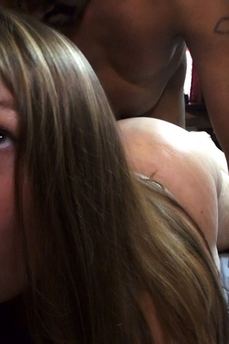 Толстая белая девушка Эшли Челка сосет член, одновременно трахаясь 7