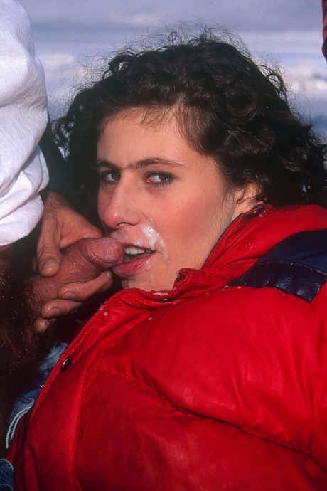 Шлюшки-альпинистки Ванесса и Сесилия сосут член в заснеженном винтажном групповом сексе 11