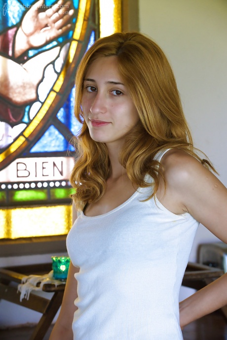 Молодая красотка Гризель мастурбирует свою чрезвычайно волосатую вагину подростка 1