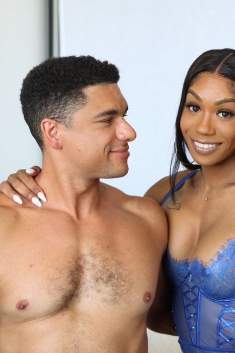 Лейлани и Андре снова собираются вместе для игривой и по-настоящему горячей сцены, в которой они 2