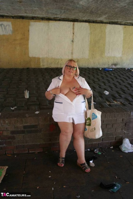 Толстая пожилая медсестра Лекси Каммингс обнажает себя, прогуливаясь по тротуару 12