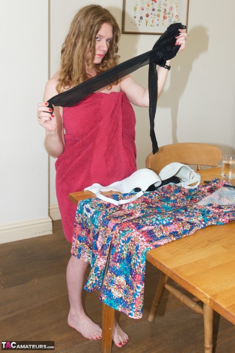 Большая сиськастая любительская Грязная докторша хорошо меняет свое нижнее белье, одеваясь 5