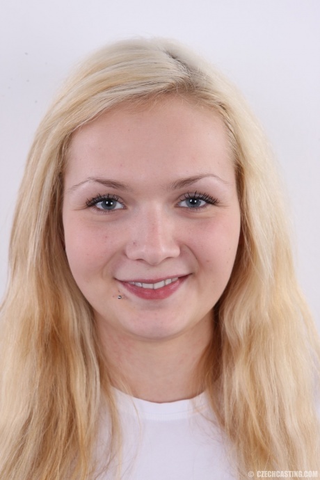 Толстая блондинка Люси стоит голой задницей после того, как сняла с себя одежду 1