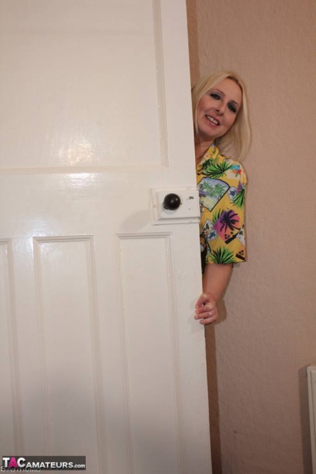 Британская леди Трейси Лейн показывает свою бритую киску во время секса от первого лица 1