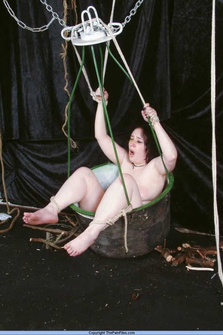 Женщину-секс-рабыню с избыточным весом удерживают в корзине во время игры с иглой 12