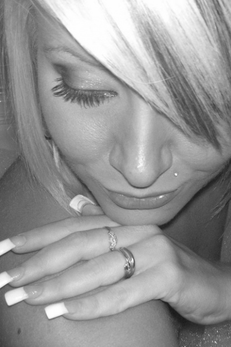 Блондинка рекламирует свою сексуальную задницу во время селфи в ванной 1