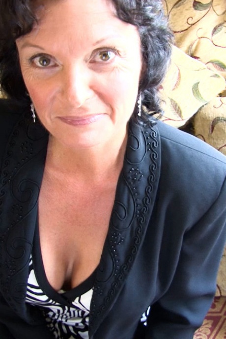 Мастурбирующая ГИЛЬФ Жаклин обожает играть со своей волосатой киской и своей игрушкой 1