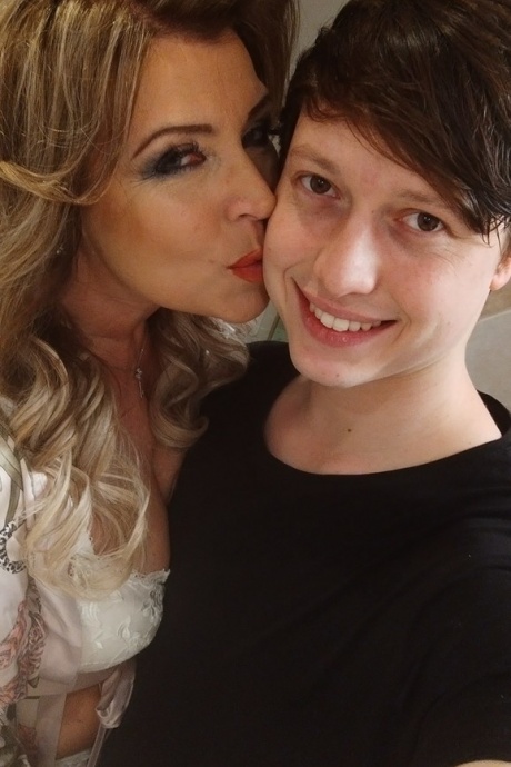 Белокурая пума Джанетт занимается сексом на кровати со своим гораздо более молодым любовником 2