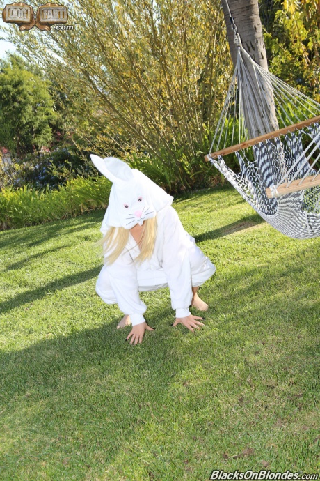 Сексуальная белокурая шлюха Кэгни Линн Картер играет в fuck bunny в межрасовой групповухе 1