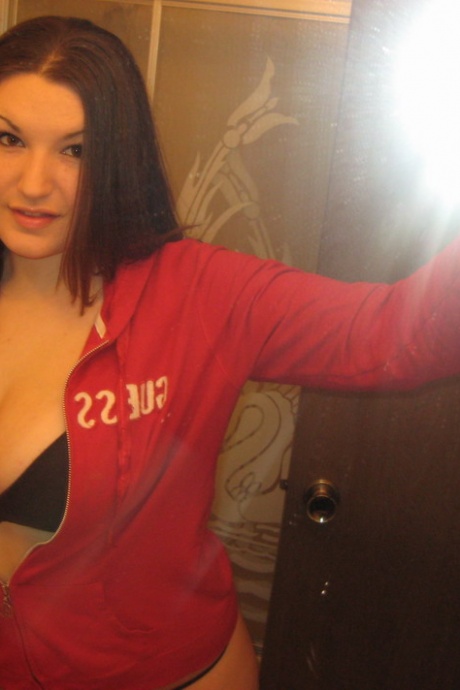 Девушка-одиночка показывает свои великолепные сиськи, делая селфи перед зеркалом в ванной 2