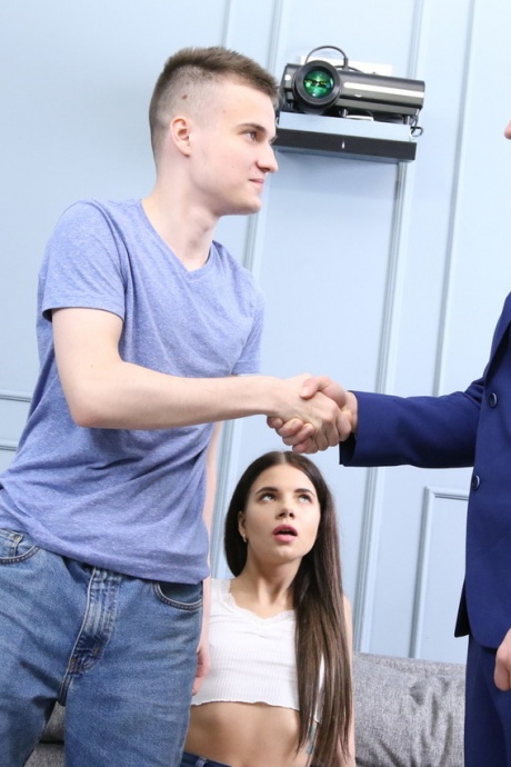 Миниатюрная молоденькая Эмили Уилсон трахается с парнем, пока ее парень-рогоносец наблюдает за этим 3