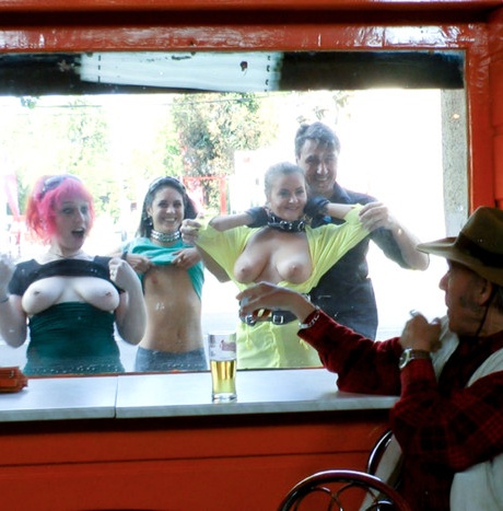 Грудастая блондинка вынуждена обнажаться на публике перед публичными половыми актами 7