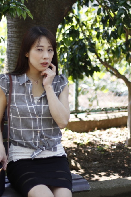 Японка Майко Саэки истекает спермой из своего куста после траха 1