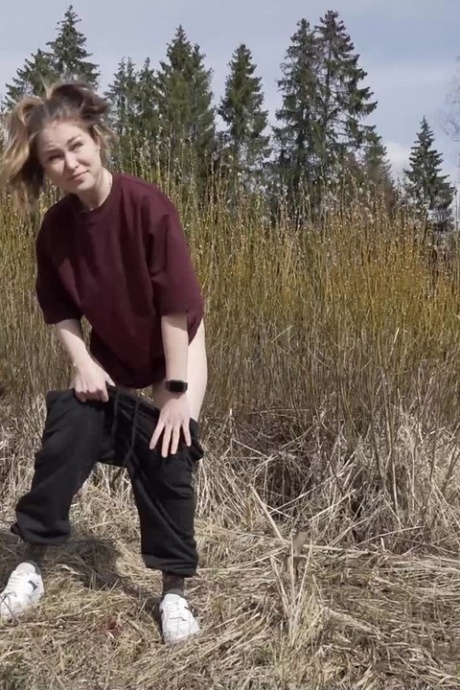 Европейская красотка садится на корточки на пустыре, чтобы пописать 4