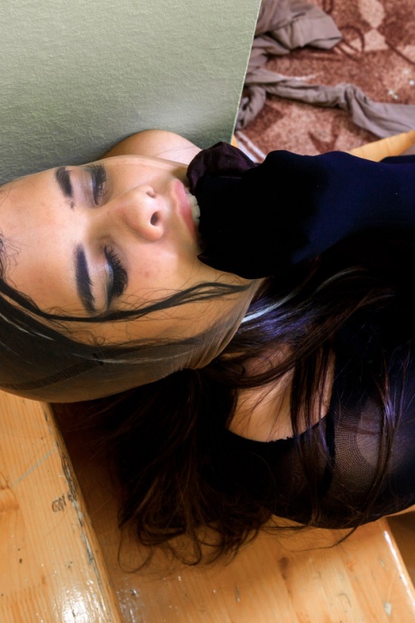 Симпатичная русская девушка прикрывает себя несколькими слоями колготок 14