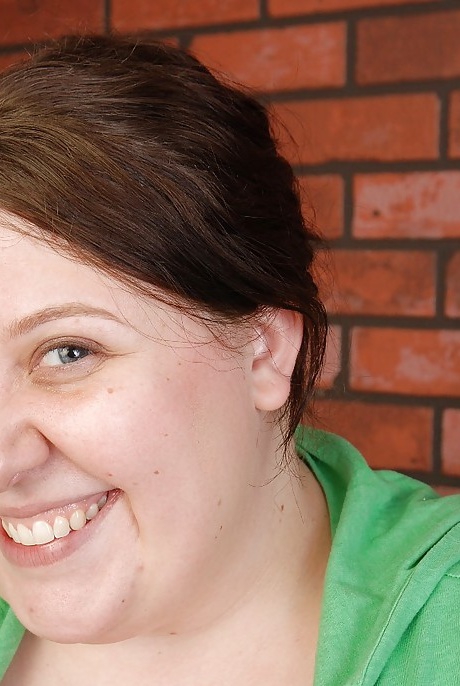 Жирная цыпочка Джеллибин снимает свое платье сразу после занятий йогой 1