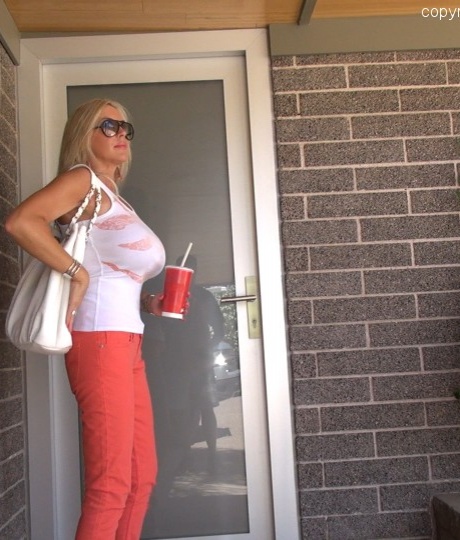 Возбужденная блондинка милфа с огромными сиськами жены отсасывает порцию горячей спермы топлесс 8